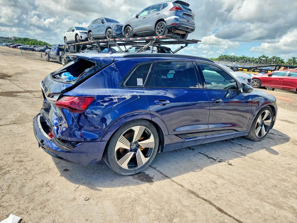 Продажа на аукционе авто 2022 Audi E-tron, vin: WA1LAAGE6NB031843, номер лота: 64468036