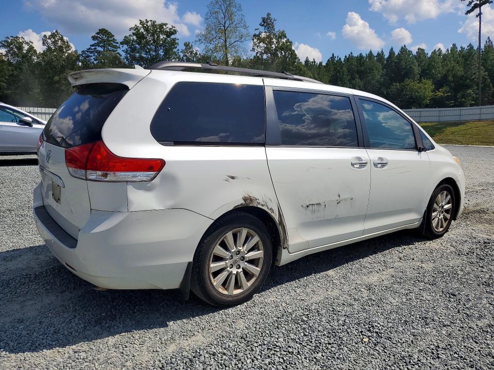 69003646 :رقم المزاد ، 5TDYK3DC9BS082619 vin ، 2011 Toyota Sienna مزاد بيع