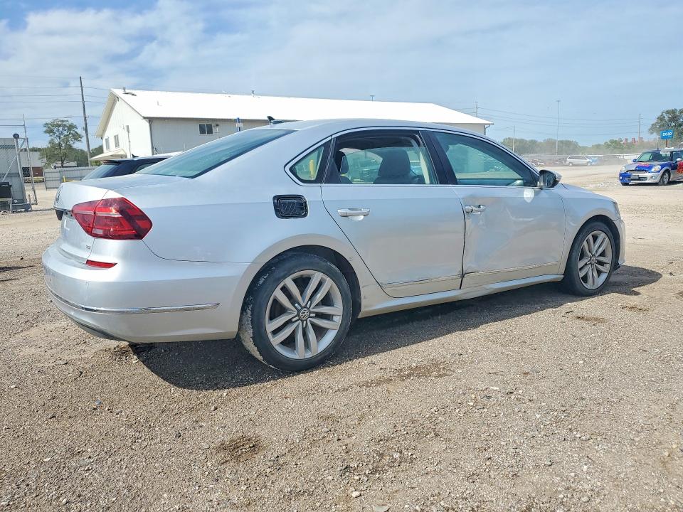68555236 :رقم المزاد ، 1VWGT7A30HC055093 vin ، 2017 Volkswagen Passat مزاد بيع