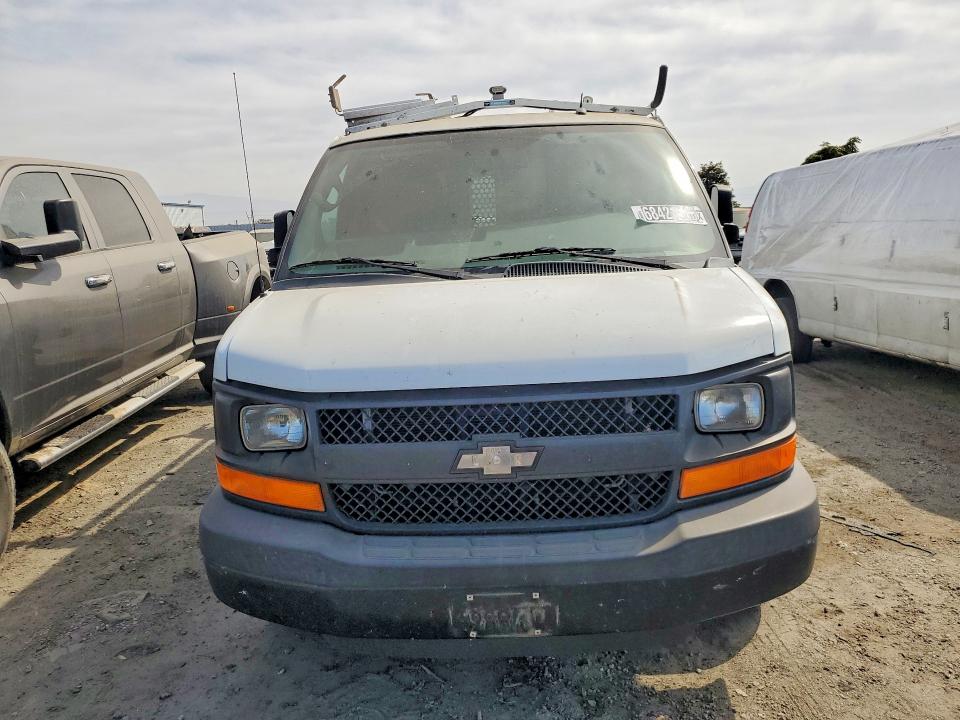 68421586 :رقم المزاد ، 1GCWGFCF7F1221977 vin ، 2015 Chevrolet Express مزاد بيع
