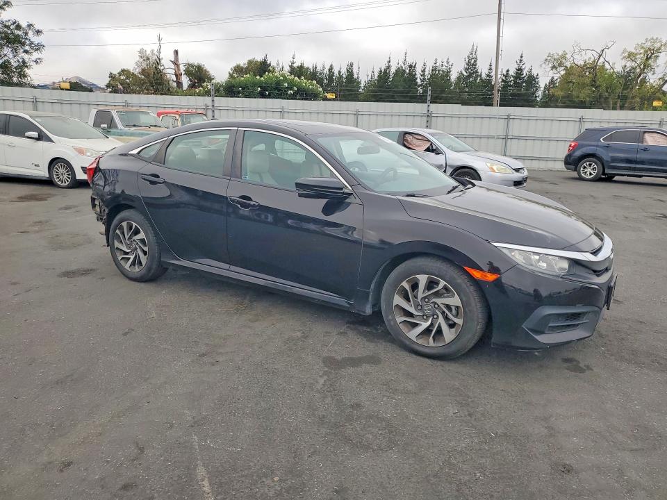 69810626 :رقم المزاد ، 19XFC2F75HE228371 vin ، 2017 Honda Civic مزاد بيع
