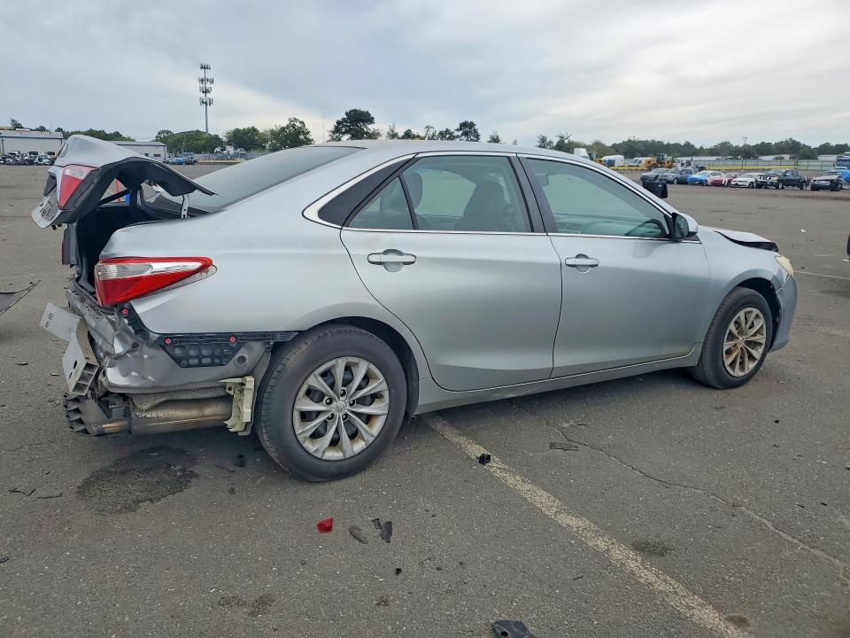 70100066 :رقم المزاد ، 4T1BF1FKXFU035678 vin ، 2015 Toyota Camry مزاد بيع