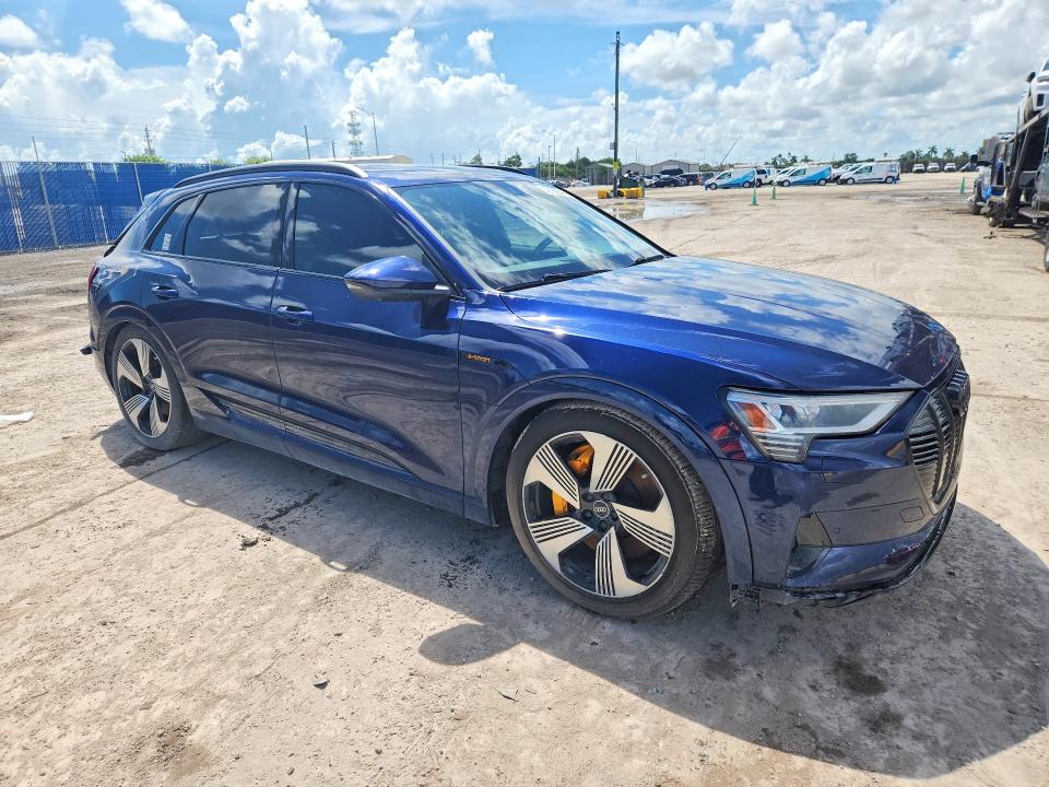 Продажа на аукционе авто 2022 Audi E-tron, vin: WA1LAAGE6NB031843, номер лота: 64468036