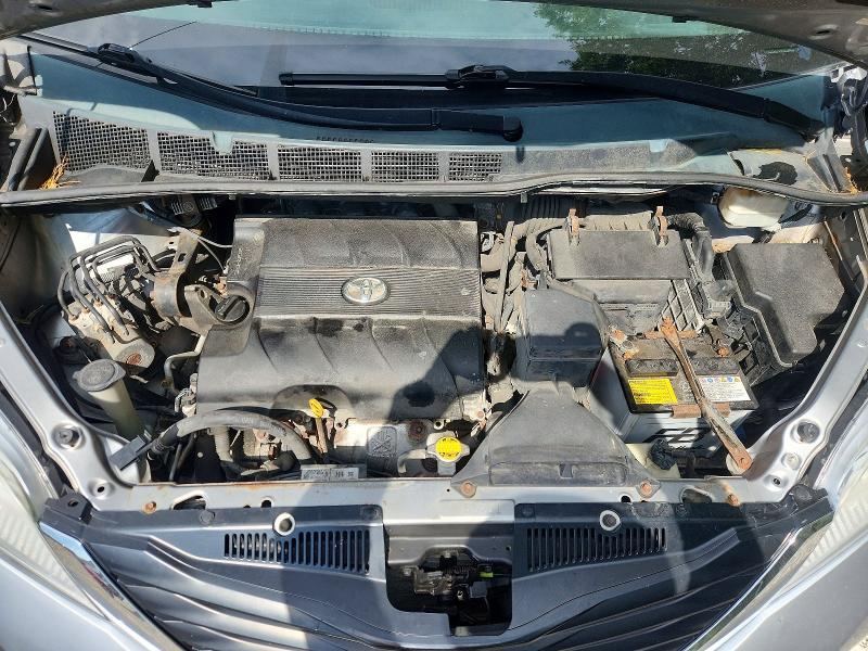68071086 :رقم المزاد ، 5TDKK3DCXBS040711 vin ، 2011 Toyota Sienna مزاد بيع