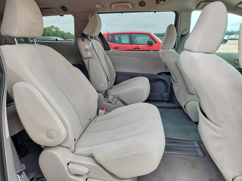 67642326 :رقم المزاد ، 5TDKK3DCXBS068444 vin ، 2011 Toyota Sienna مزاد بيع