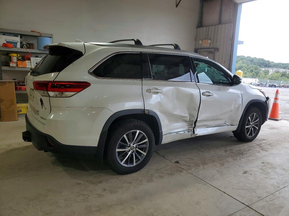 2017 Toyota Highlander მანქანა იყიდება აუქციონზე, vin: 5TDJZRFH9HS521982, აუქციონის ნომერი: 70012826