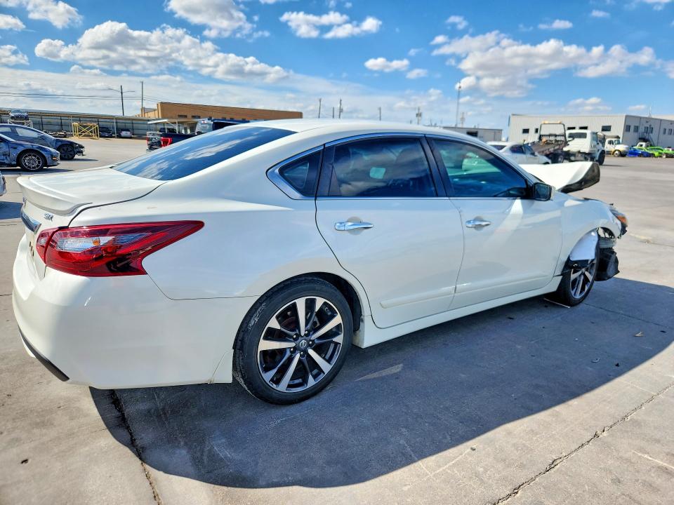 70926016 :رقم المزاد ، 1N4AL3AP5HN304079 vin ، 2017 Nissan Altima مزاد بيع