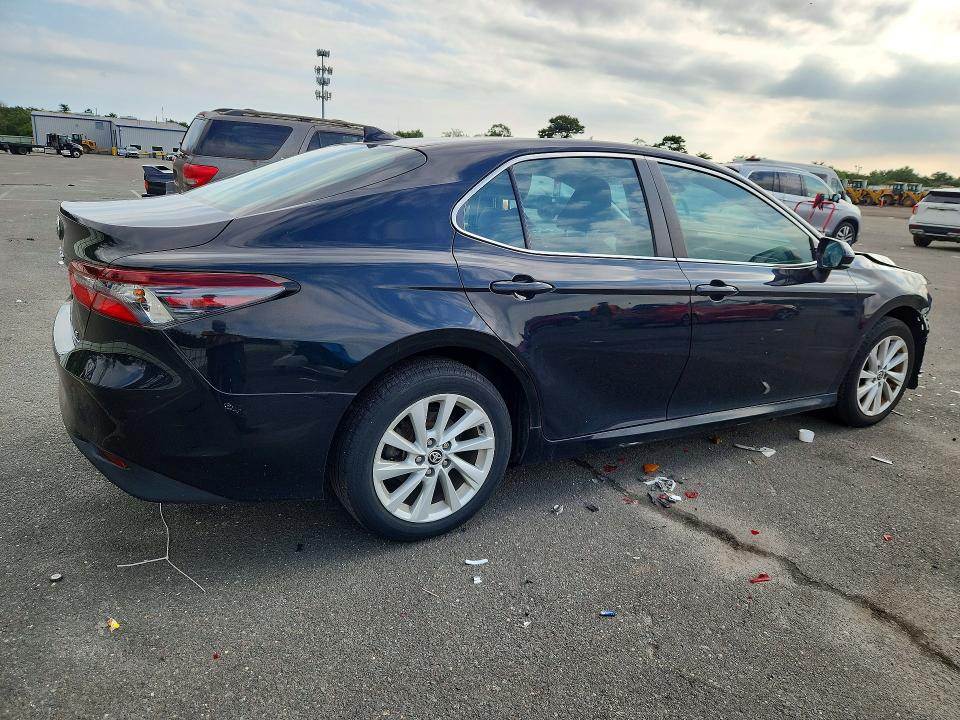 67699056 :رقم المزاد ، 4T1C11BK1MU020721 vin ، 2021 Toyota Camry مزاد بيع