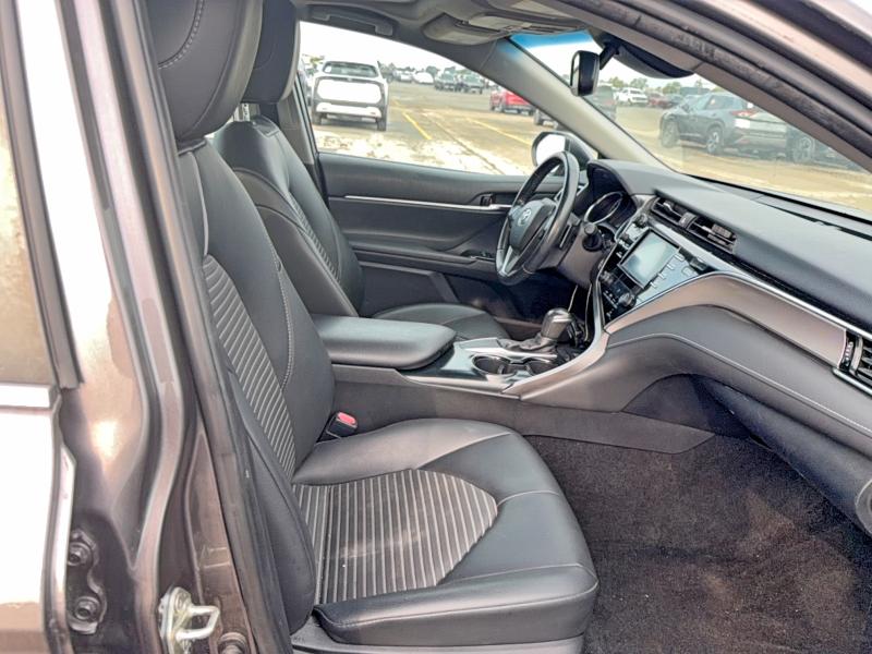 Auction sale of the 2018 Toyota Camry, vin: 4T1B11HKXJU560650        , lot number: 69310736
