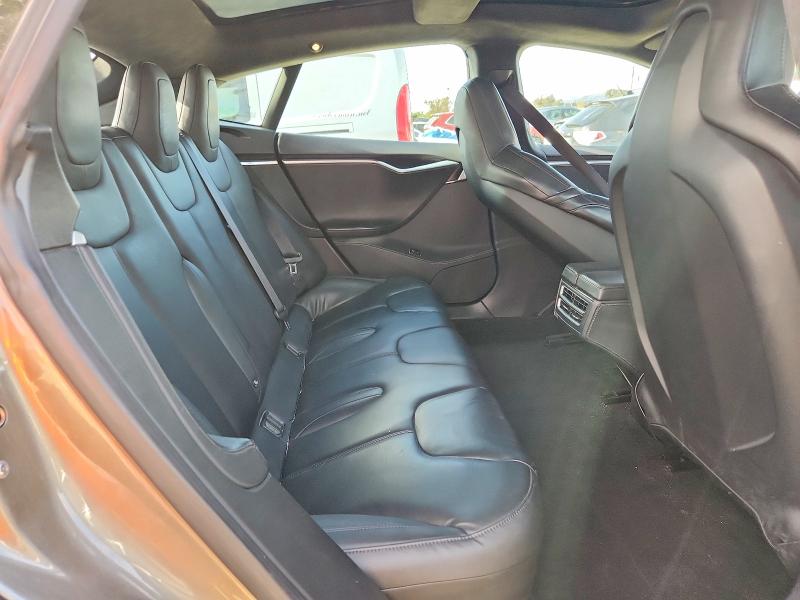 68179246 :رقم المزاد ، 5YJSA1H22FF090084 vin ، 2015 Tesla Model S مزاد بيع