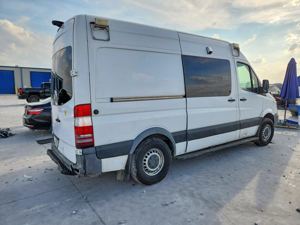 70322236 :رقم المزاد ، WD3PE7CD7FP155176 vin ، 2015 Mercedes-benz Sprinter مزاد بيع