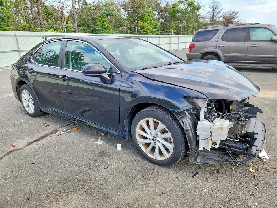 67699056 :رقم المزاد ، 4T1C11BK1MU020721 vin ، 2021 Toyota Camry مزاد بيع