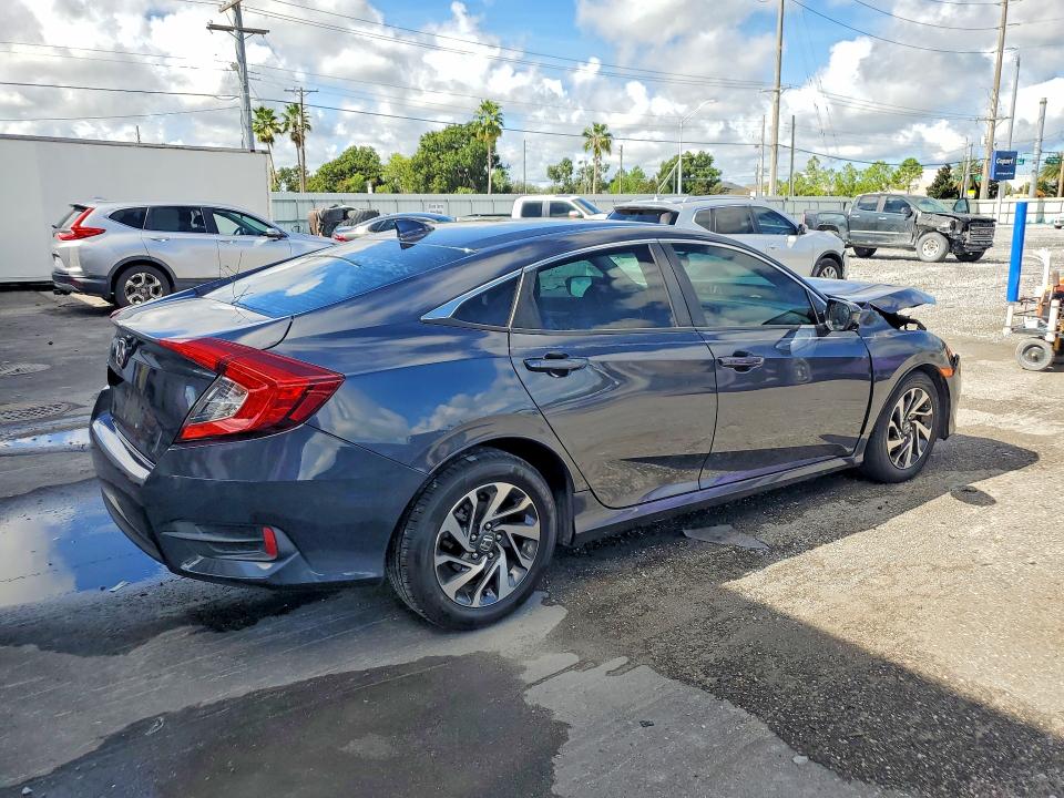 67477746 :رقم المزاد ، 19XFC2F76JE038598 vin ، 2018 Honda Civic مزاد بيع