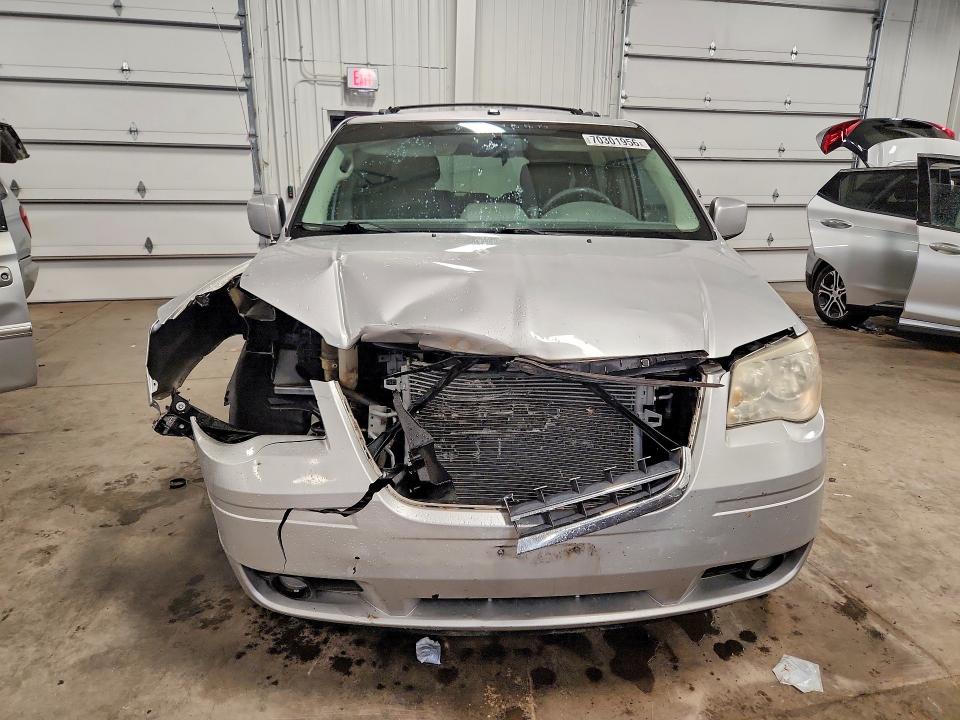 2010 Chrysler Town & Country მანქანა იყიდება აუქციონზე, vin: 2A4RR5DX7AR137746, აუქციონის ნომერი: 70301956
