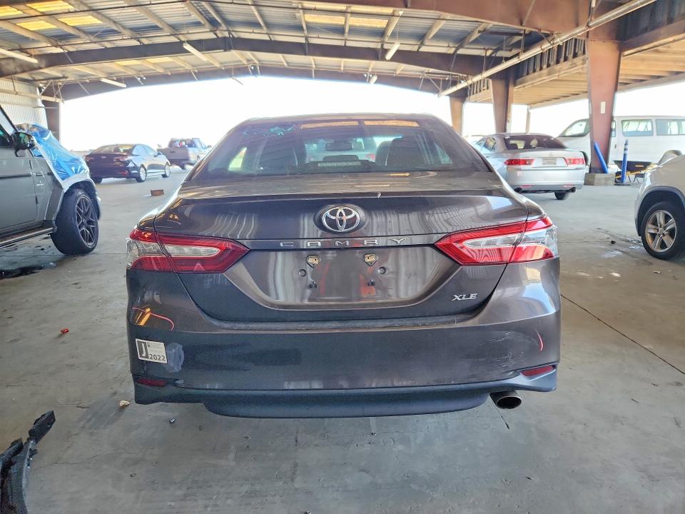 69190146 :رقم المزاد ، 4T1B11HK9JU037006 vin ، 2018 Toyota Camry مزاد بيع