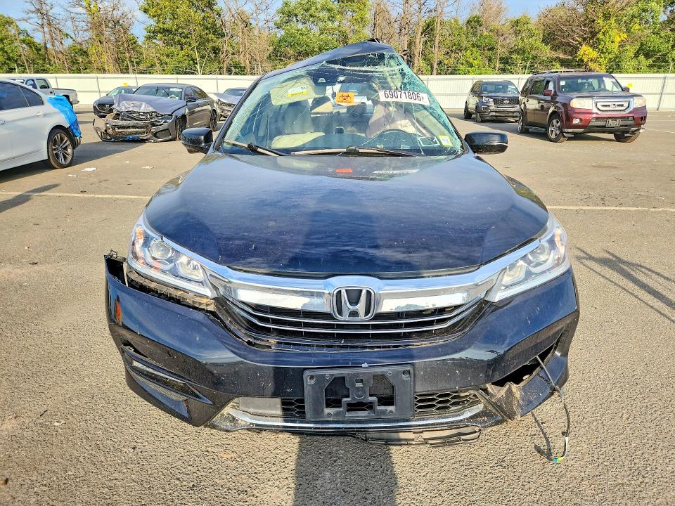 Продаж на аукціоні авто 2017 Honda Accord, vin: JHMCR6F51HC016337, номер лоту: 69071806