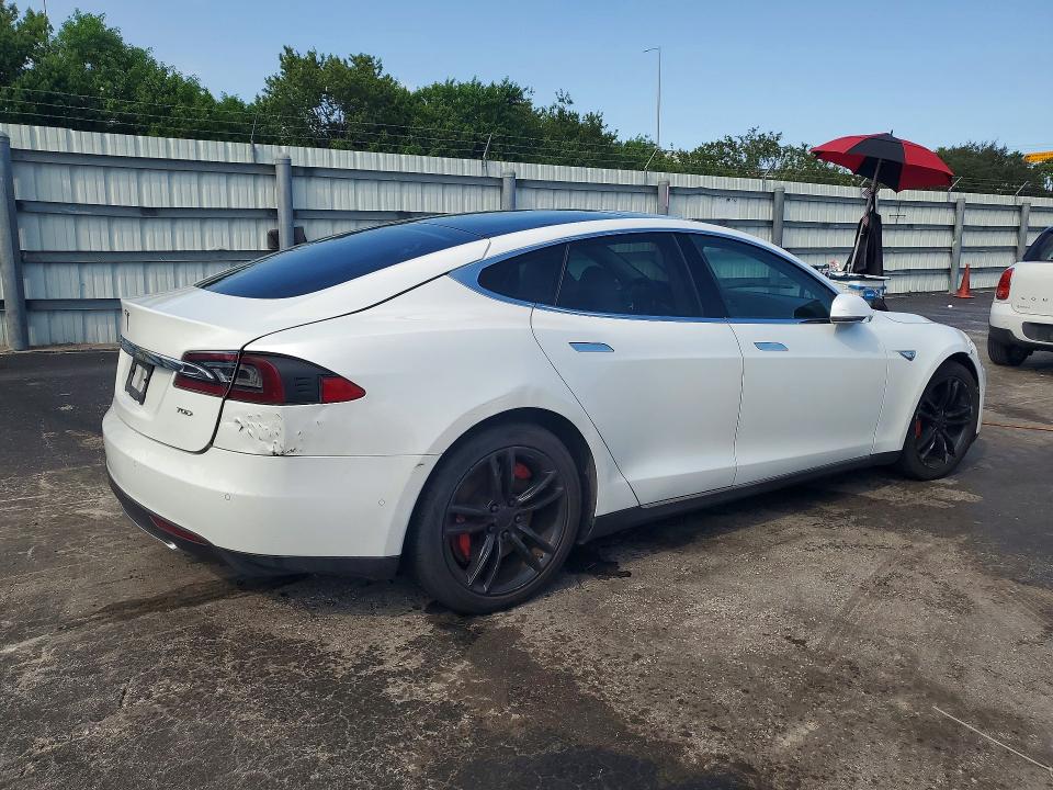 2015 Tesla Model S მანქანა იყიდება აუქციონზე, vin: 5YJSA1S22FF096735, აუქციონის ნომერი: 68415646