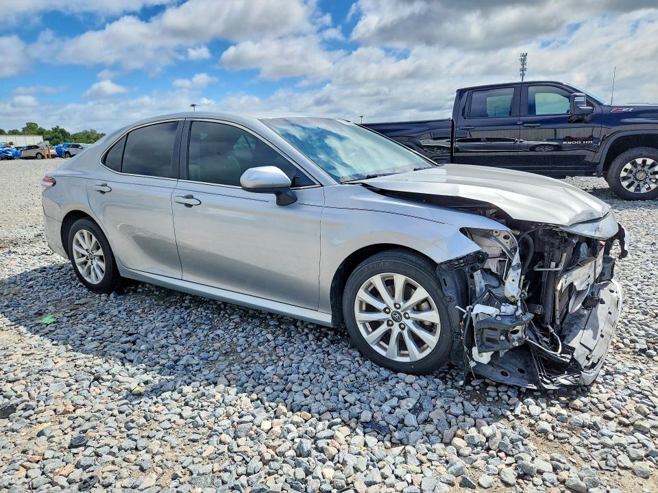 67896466 :رقم المزاد ، 4T1B11HK1JU607497 vin ، 2018 Toyota Camry مزاد بيع