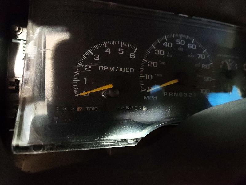 69733326 :رقم المزاد ، 1GKFK16R1XJ707097 vin ، 1999 Gmc Suburban مزاد بيع