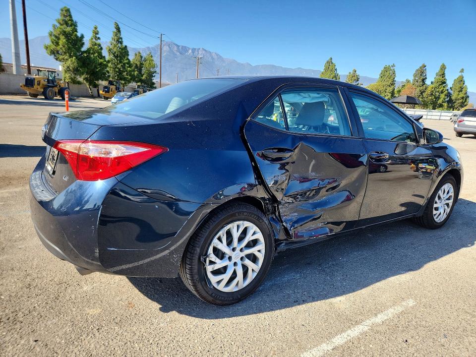 Продаж на аукціоні авто 2018 Toyota Corolla, vin: 5YFBURHE9JP792268, номер лоту: 69099946