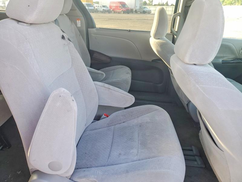 67699156 :رقم المزاد ، 5TDKK3DC8FS565997 vin ، 2015 Toyota Sienna مزاد بيع