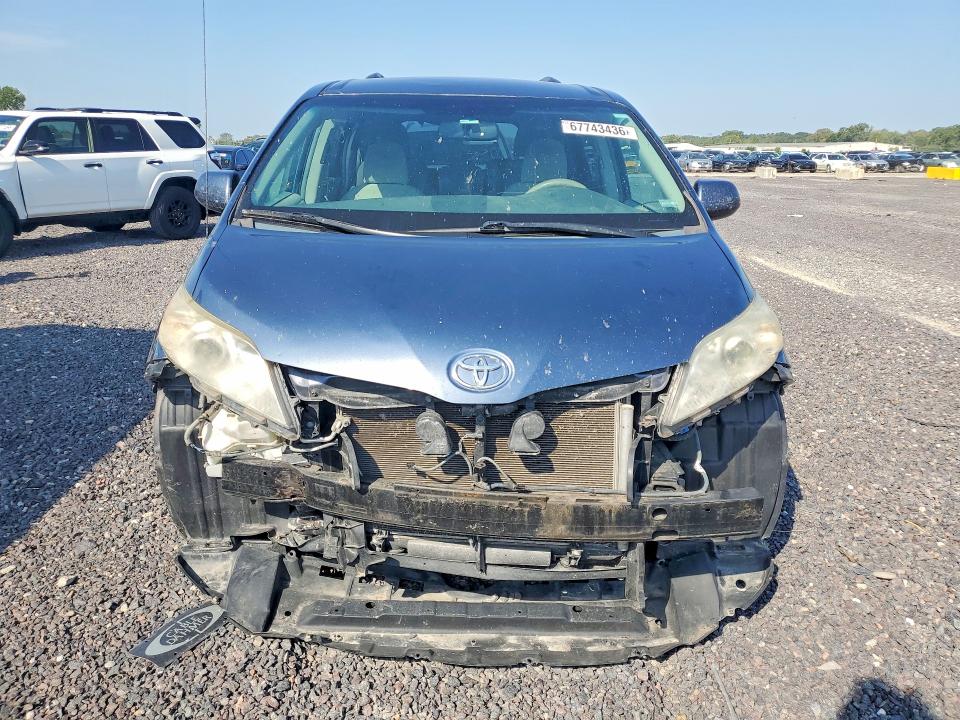 68104276 :رقم المزاد ، 5TDKK3DC1DS331682 vin ، 2013 Toyota Sienna مزاد بيع