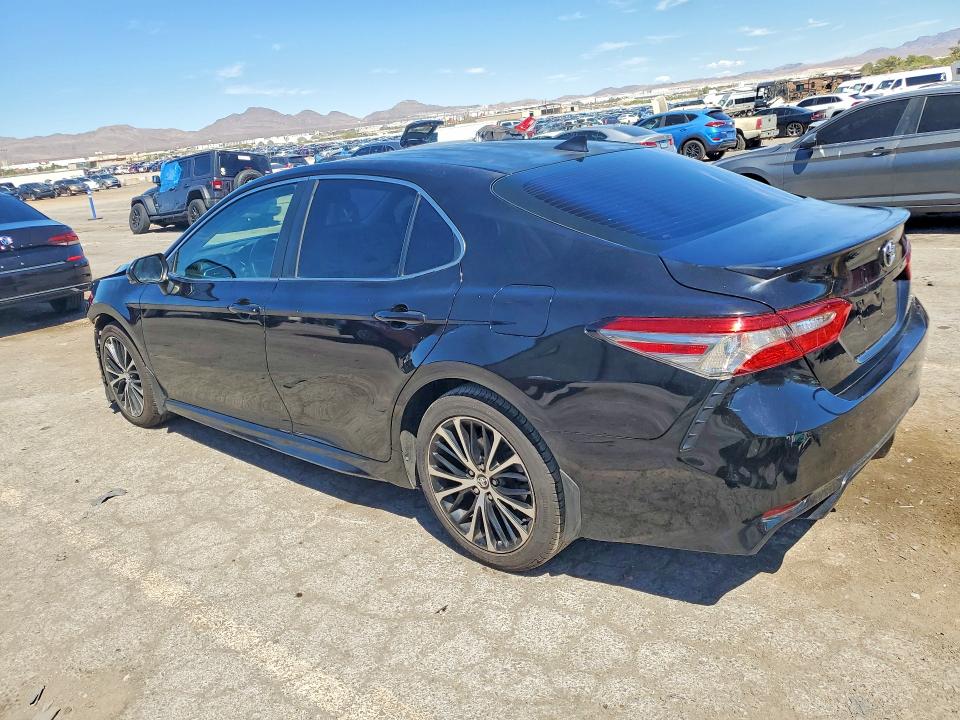 68100076 :رقم المزاد ، 4T1B11HK8JU599429 vin ، 2018 Toyota Camry مزاد بيع
