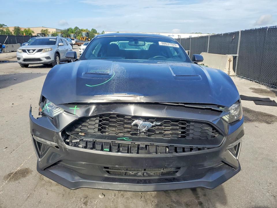 68637926 :رقم المزاد ، 1FA6P8TH6J5121552 vin ، 2018 Ford Mustang مزاد بيع
