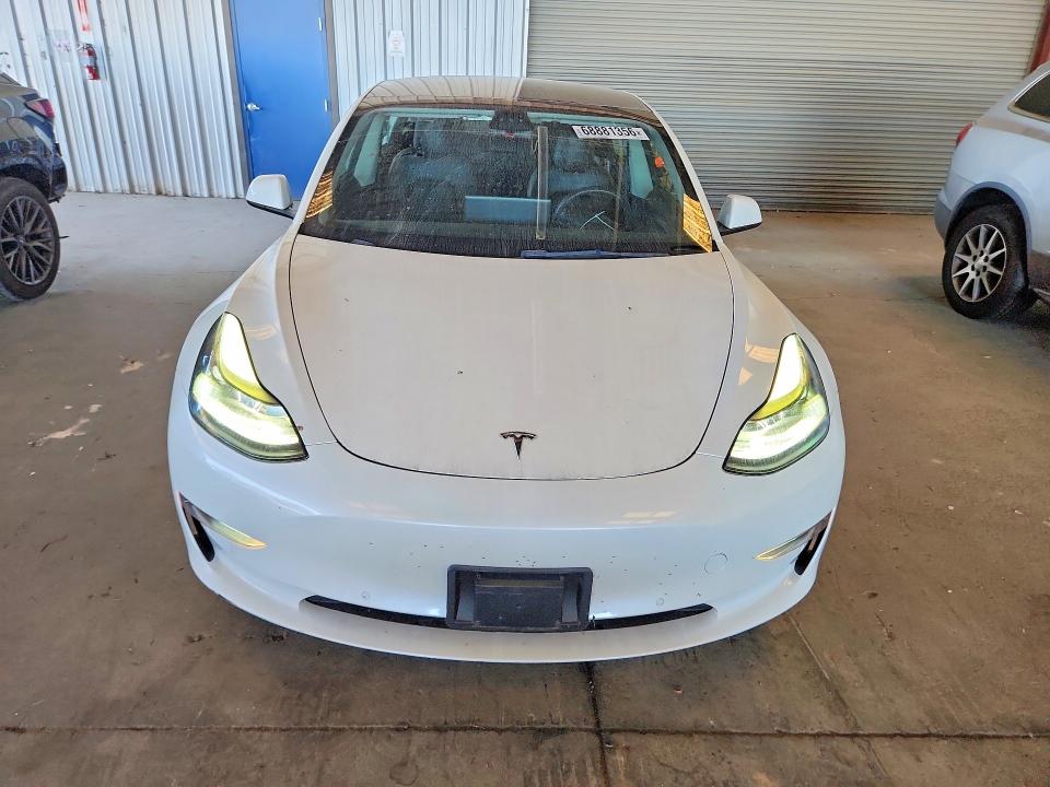 2022 Tesla Model 3 მანქანა იყიდება აუქციონზე, vin: 5YJ3E1EB9NF134142, აუქციონის ნომერი: 68881356