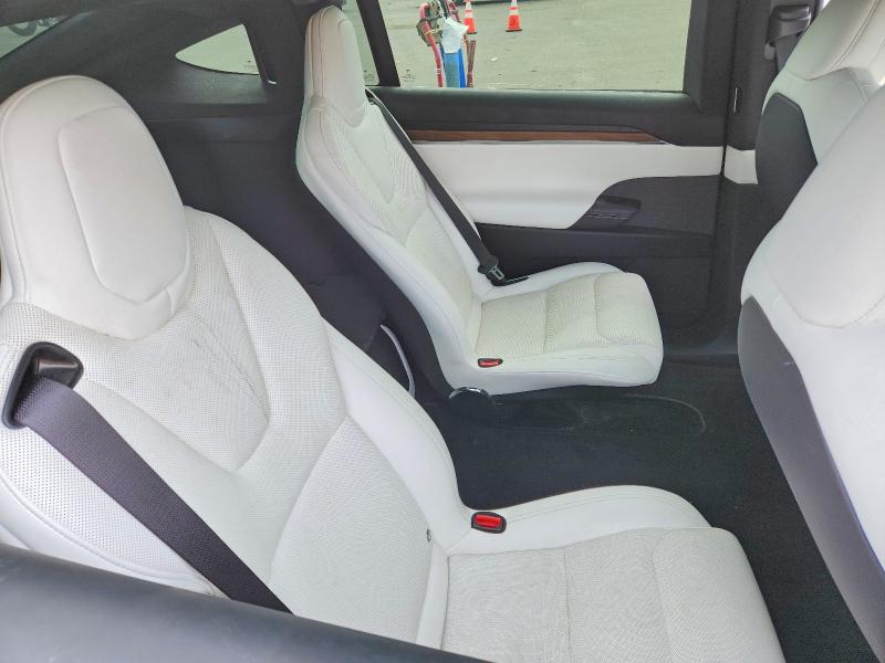 69857386 :رقم المزاد ، 7SAXCBE5XNF363925 vin ، 2022 Tesla Model X مزاد بيع