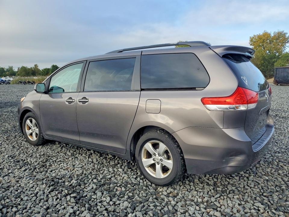 70024256 :رقم المزاد ، 5TDKK3DCXBS098365 vin ، 2011 Toyota Sienna مزاد بيع