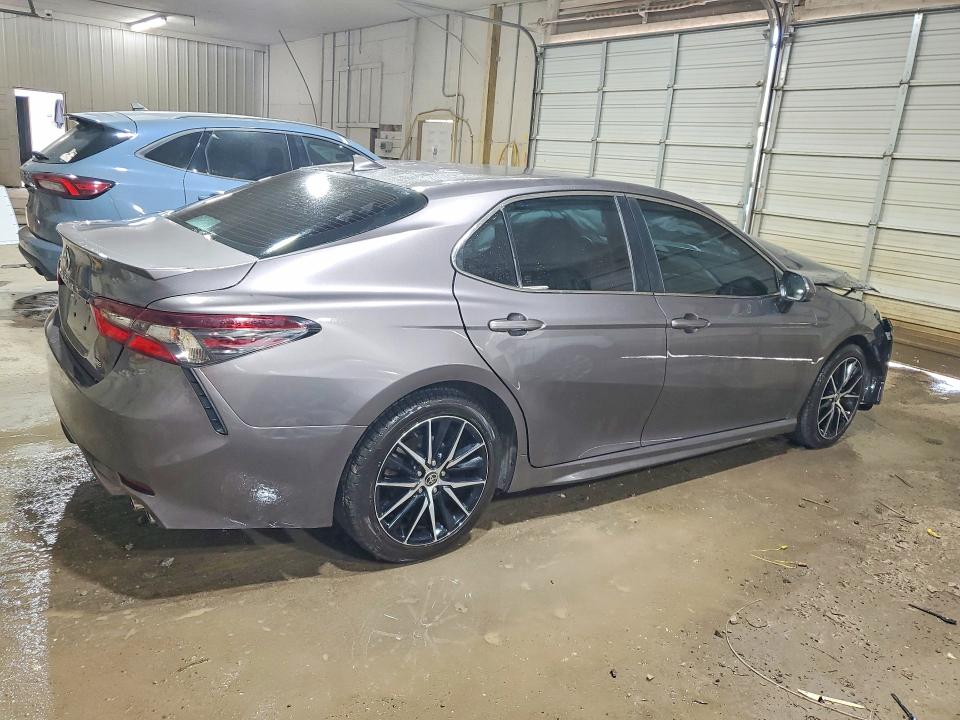 69679086 :رقم المزاد ، 4T1G11AK0MU592205 vin ، 2021 Toyota Camry مزاد بيع