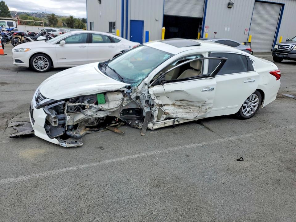 Auction sale of the 2017 Nissan Altima, vin: 1N4AL3AP2HC125252, lot number: 67880516
