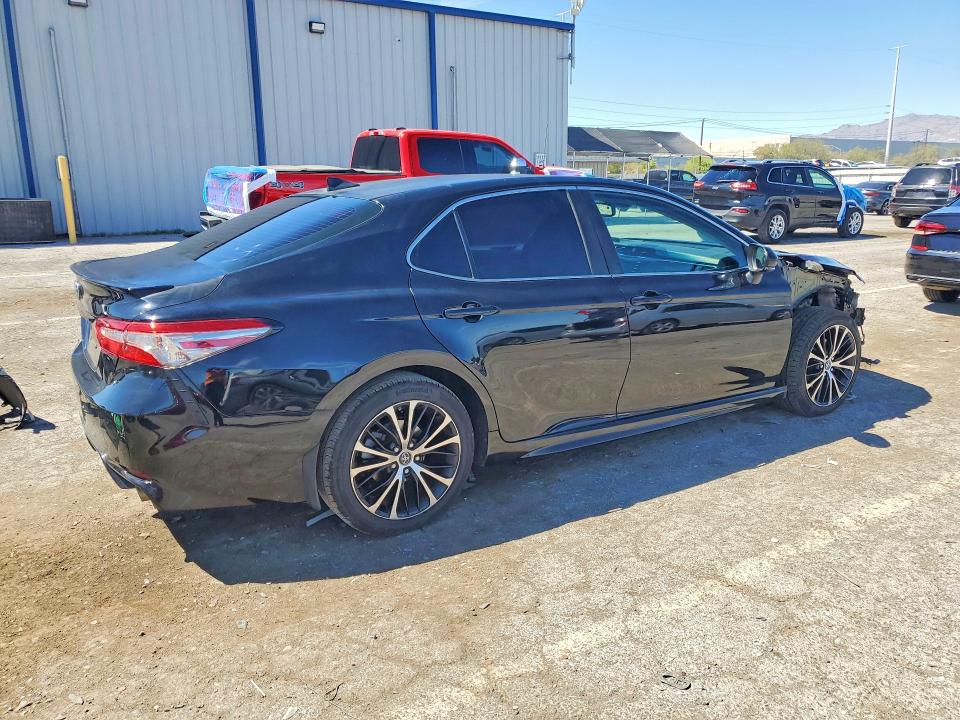 68100076 :رقم المزاد ، 4T1B11HK8JU599429 vin ، 2018 Toyota Camry مزاد بيع