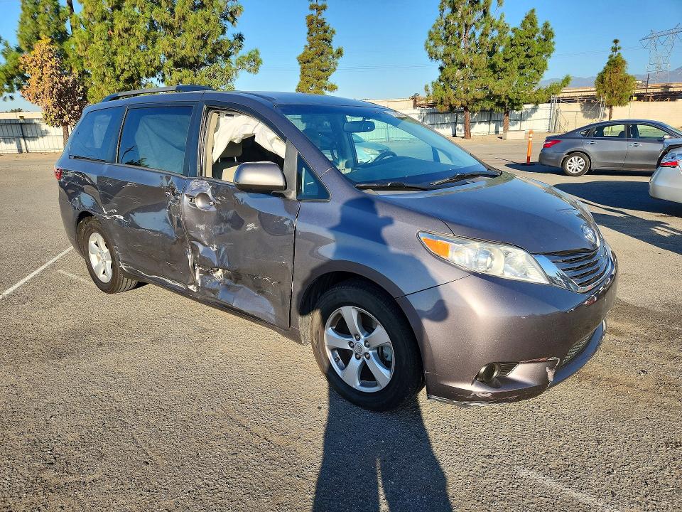 70152986 :رقم المزاد ، 5TDKK3DC1GS762432 vin ، 2016 Toyota Sienna مزاد بيع