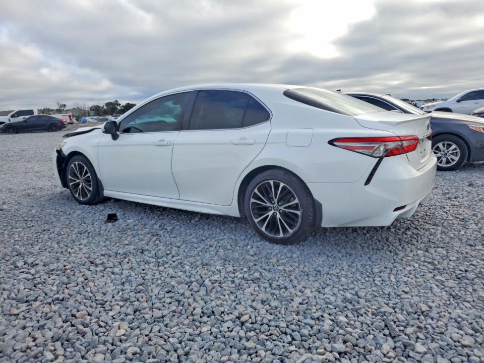 70539926 :رقم المزاد ، 4T1B11HK9JU612303 vin ، 2018 Toyota Camry مزاد بيع