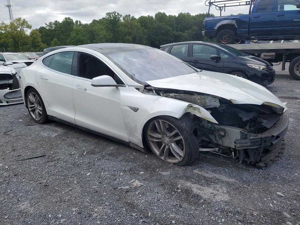 2015 Tesla Model S მანქანა იყიდება აუქციონზე, vin: 5YJSA1E22FF105946, აუქციონის ნომერი: 69131906