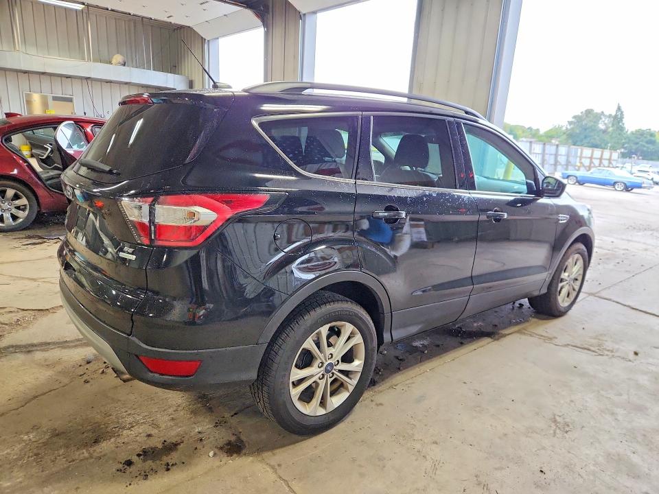 2017 Ford Escape მანქანა იყიდება აუქციონზე, vin: 1FMCU0GD3HUC63917, აუქციონის ნომერი: 70897746