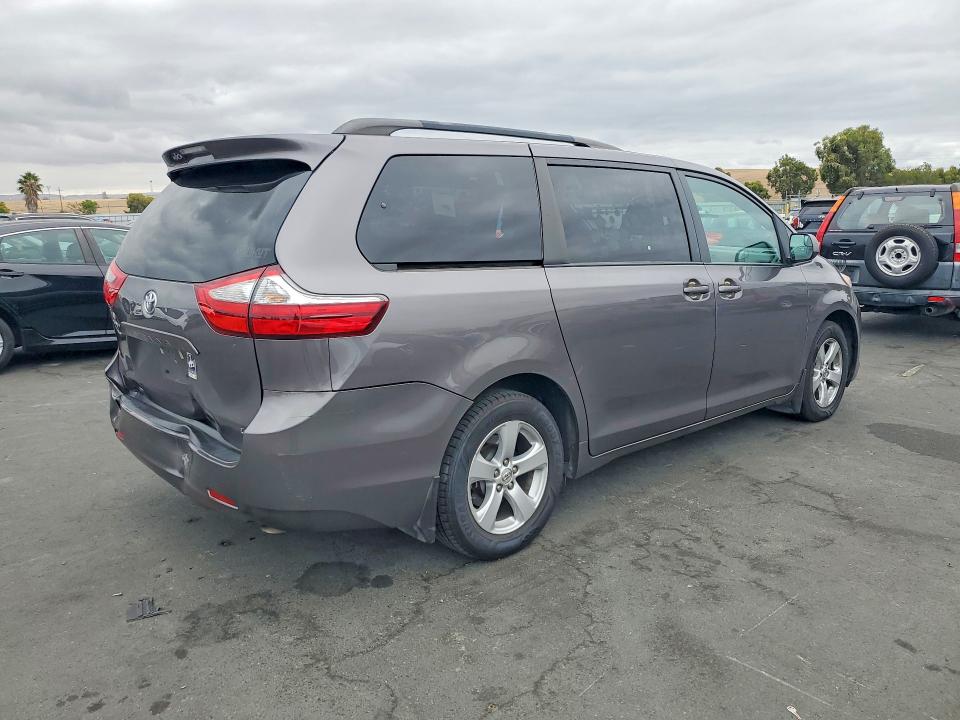 69148126 :رقم المزاد ، 5TDKZ3DC2HS776790 vin ، 2017 Toyota Sienna مزاد بيع