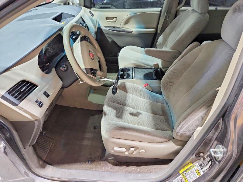 70968976 :رقم المزاد ، 5TDKK3DC7ES433568 vin ، 2014 Toyota Sienna مزاد بيع