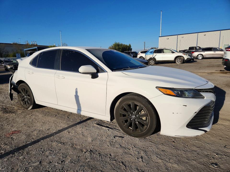 2018 Toyota Camry მანქანა იყიდება აუქციონზე, vin: 4T1B11HK4JU063352, აუქციონის ნომერი: 69203256