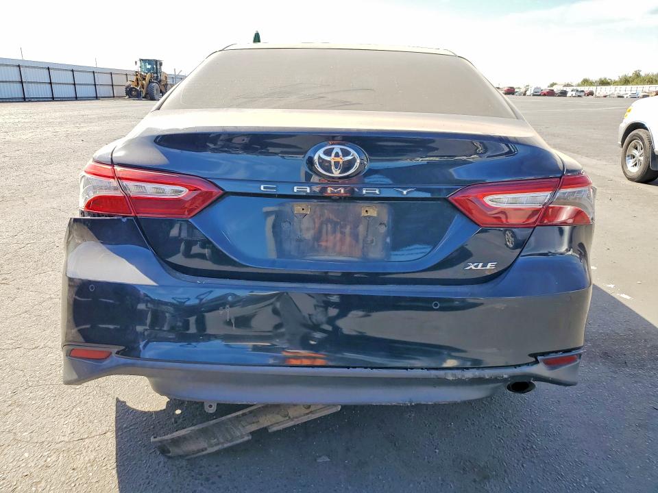 67895486 :رقم المزاد ، 4T1B11HK5JU553606 vin ، 2018 Toyota Camry مزاد بيع