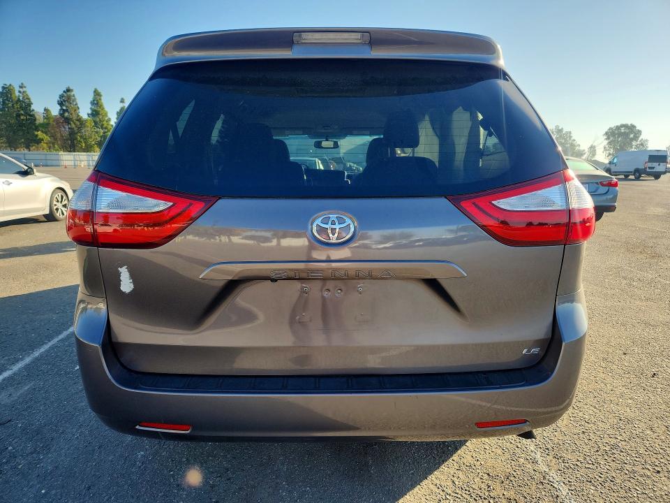 70152986 :رقم المزاد ، 5TDKK3DC1GS762432 vin ، 2016 Toyota Sienna مزاد بيع