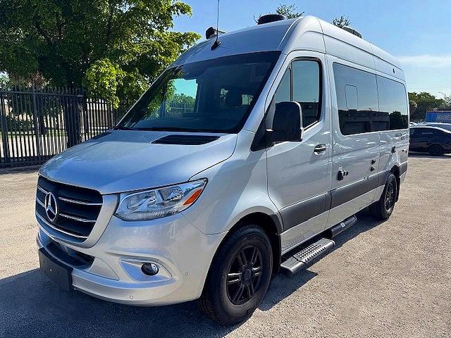 68984336 :رقم المزاد ، W1X4EBHY0NP484324 vin ، 2022 Mercedes-benz Sprinter مزاد بيع