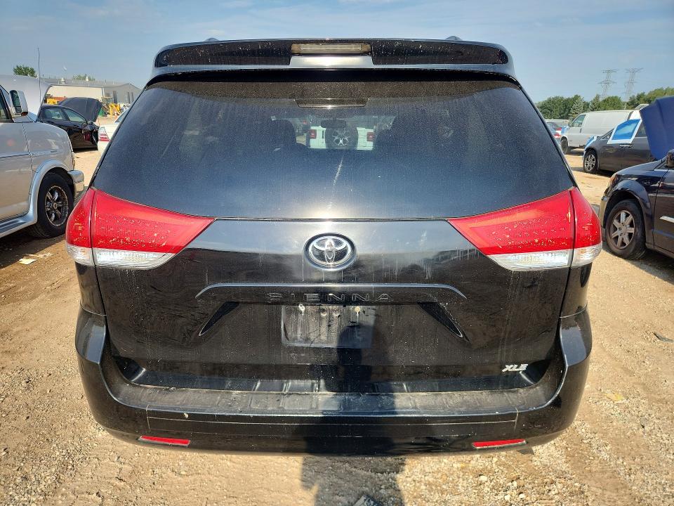 67353286 :رقم المزاد ، 5TDYK3DC9BS154273 vin ، 2011 Toyota Sienna مزاد بيع