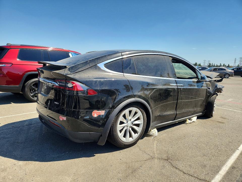 68799546 :رقم المزاد ، 5YJXCBE26JF116009 vin ، 2018 Tesla Model X مزاد بيع