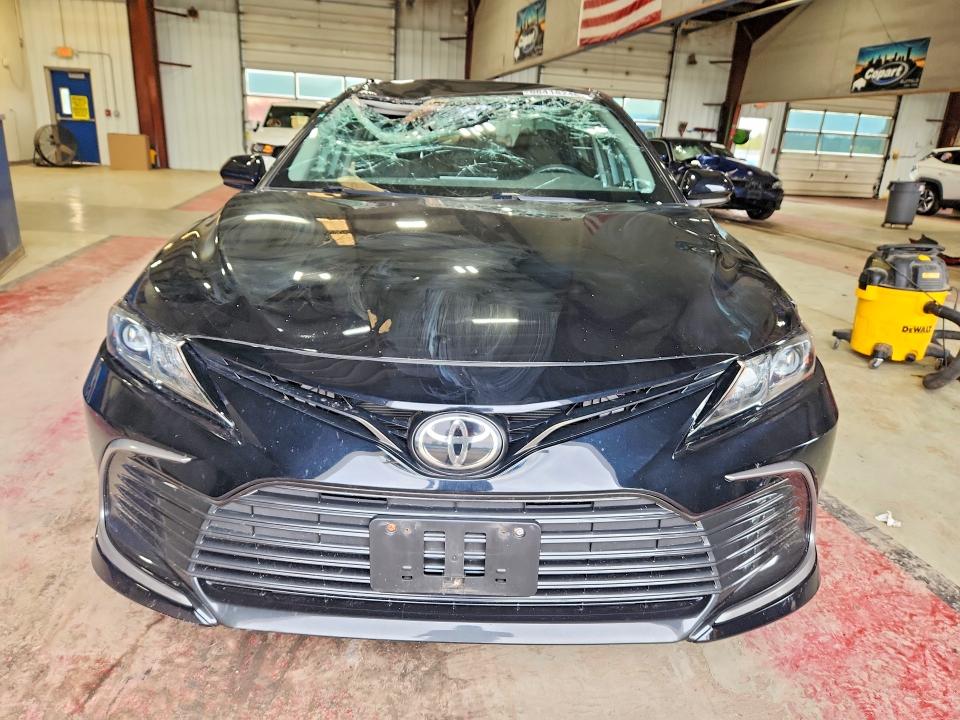 68418246 :رقم المزاد ، 4T1C11AK0MU448636 vin ، 2021 Toyota Camry مزاد بيع