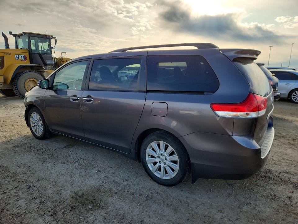 67733976 :رقم المزاد ، 5TDDK3DC3ES076768 vin ، 2014 Toyota Sienna مزاد بيع