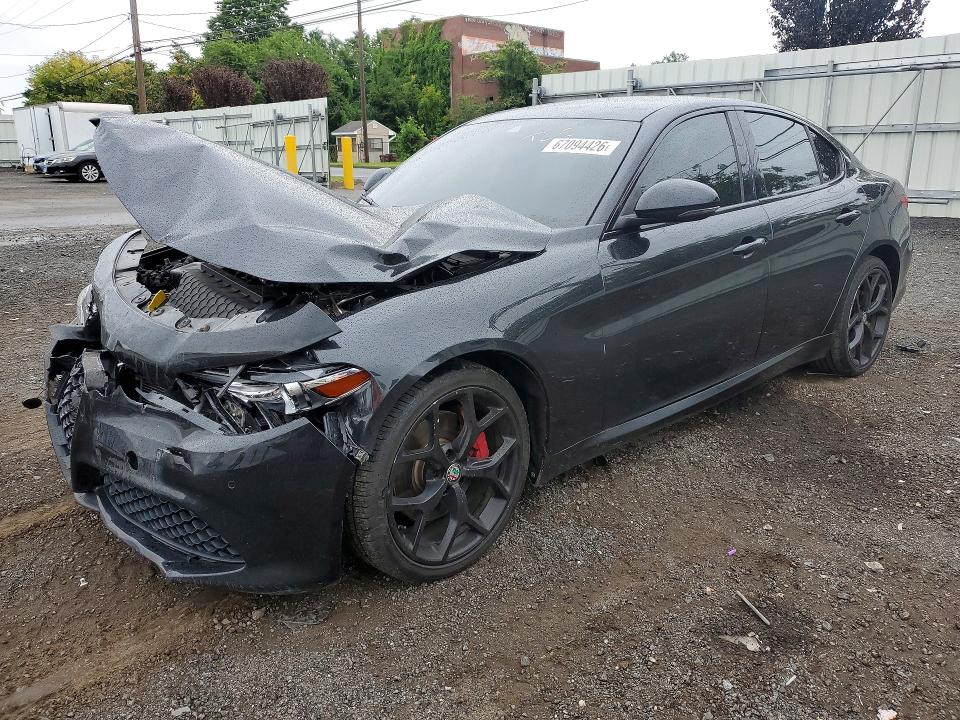 67094426 :رقم المزاد ، ZARFAEEN3J7597622 vin ، 2018 Alfa Romeo Giulia مزاد بيع