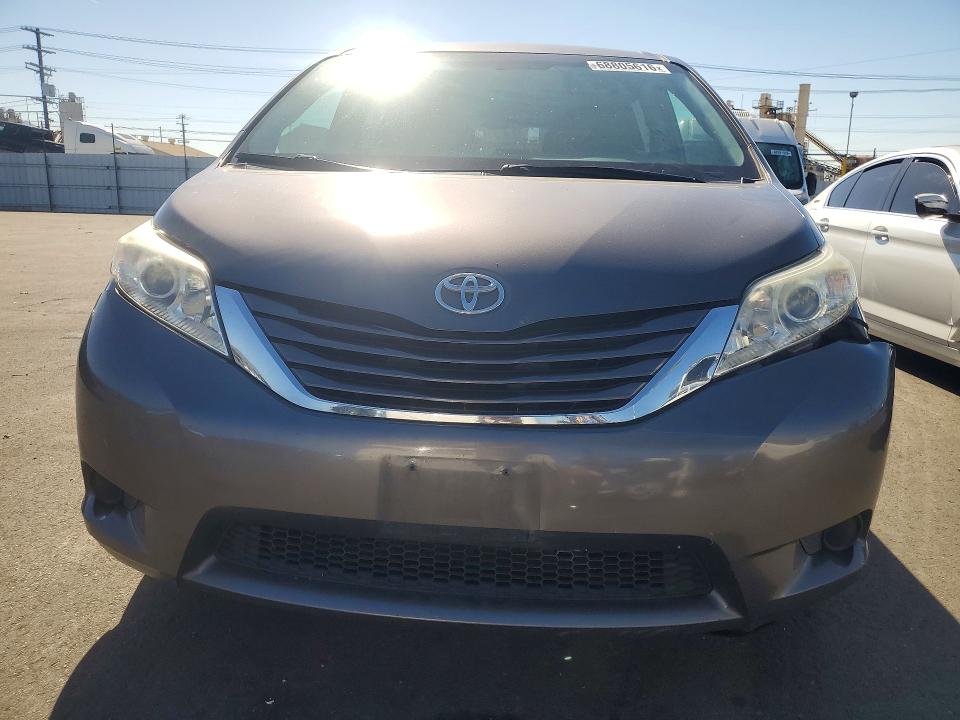 68805616 :رقم المزاد ، 5TDKK3DC2FS592824 vin ، 2015 Toyota Sienna مزاد بيع